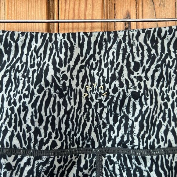 Varley Womens Medium Black Gray Leggings Zebra Animal Print Workout Pants Sporty - Picture 7 of 9